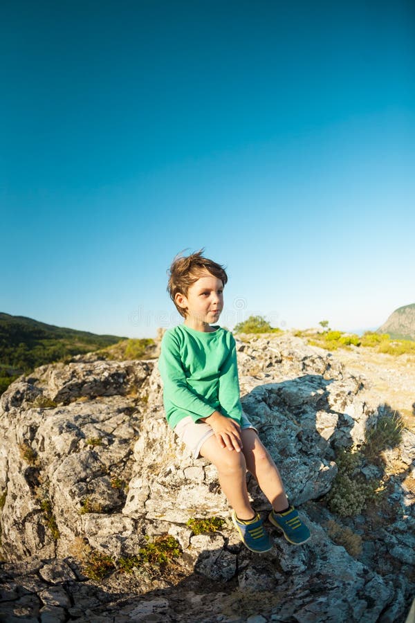 Ein Junge auf einen Berg stockfotografie