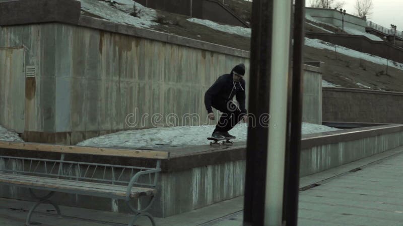 Ein Junge führt einen Trick auf einem Skateboard durch