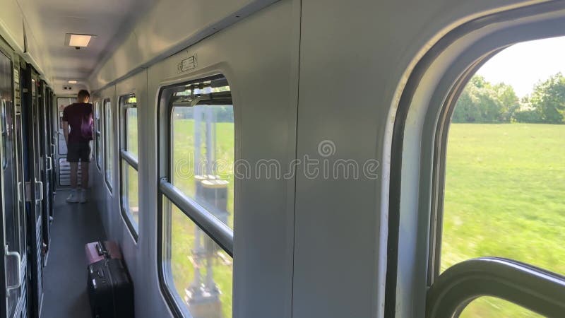 Ein Junge im Zug. Rückblick auf einen Jungen, der einen Zug fährt und aus dem Fenster schaut.