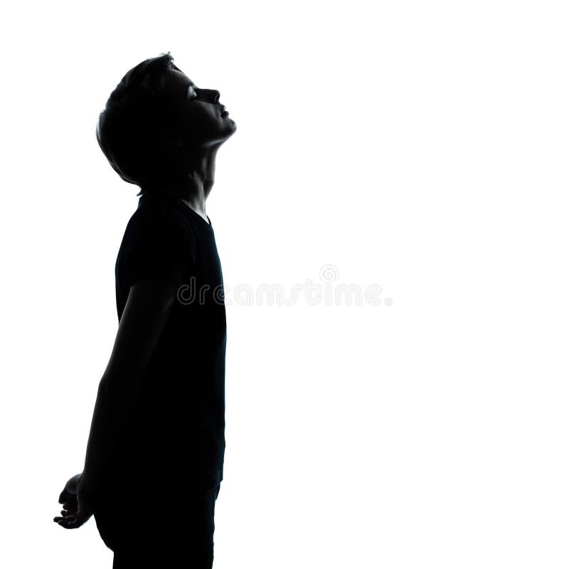 Ein junger Jugendlichjunge oder -mädchen, die oben schauen lizenzfreies stockfoto Ein junger Jugendlichjunge oder -mädchen, die oben schauen lizenzfreies stockfoto