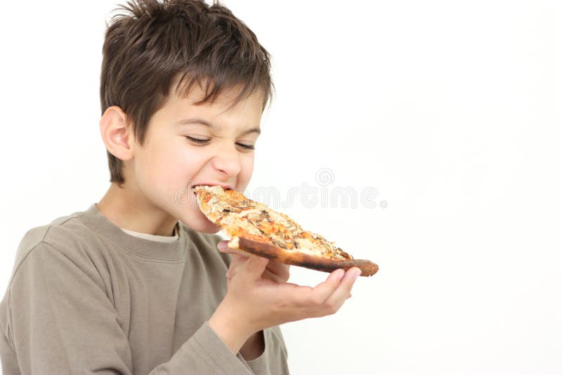Ein junger Junge, der Pizza isst