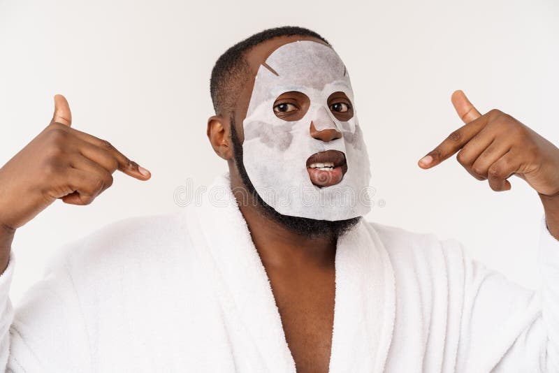 Ein junger Mann mit Papiermaske auf dem Gesicht, das mit einem offenen Mund, lokalisiert auf einem weißen Hintergrund entsetzt sc lizenzfreie stockfotografie Ein junger Mann mit Papiermaske auf dem Gesicht, das mit einem offenen Mund, lokalisiert auf einem weißen Hintergrund entsetzt sc lizenzfreie stockfotografie