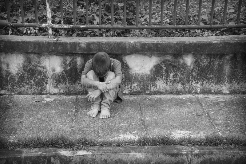 Ein junger obdachloser asiatischer Junge erschrocken und allein
