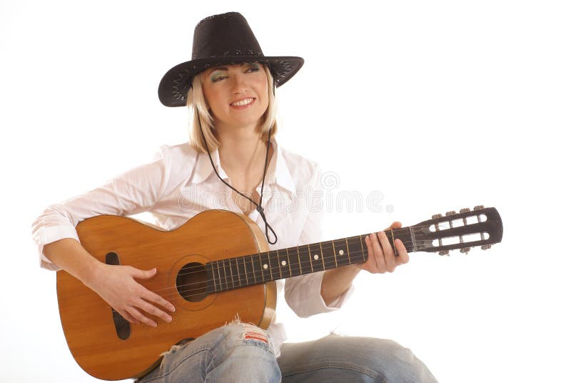 Ein junges blondes Cowgirl, das auf einer coustic Gitarre spielt stockfotos Ein junges blondes Cowgirl, das auf einer coustic Gitarre spielt stockfotos