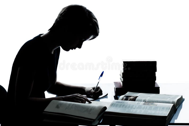 Ein junges Jugendlichjungen- oder -mädchenschattenbild, das Lesebücher studiert lizenzfreie stockfotos Ein junges Jugendlichjungen- oder -mädchenschattenbild, das Lesebücher studiert lizenzfreie stockfotos