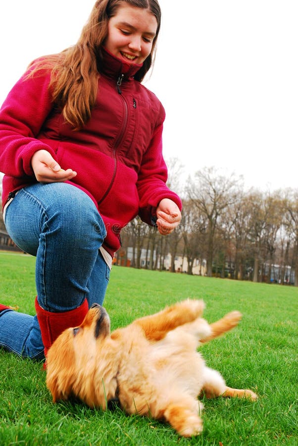 Ein junges M?dchen mit ihrem Hund lizenzfreie stockbilder Ein junges M?dchen mit ihrem Hund lizenzfreie stockbilder