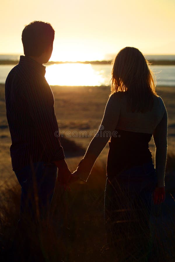 Ein junges Paar auf den Strandholdinghänden