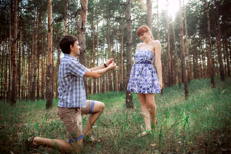Ein Junges Paar In Der Liebe Die Im Wald Geht Stockfoto Bild Von