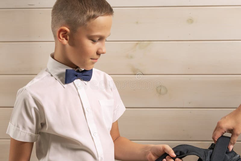 Ein 10-jähriger Junge bereitet sich für Schule nach einer langen Sommerpause vor Zur?ck zu Schule lizenzfreie stockfotografie Ein 10-jähriger Junge bereitet sich für Schule nach einer langen Sommerpause vor Zur?ck zu Schule lizenzfreie stockfotografie