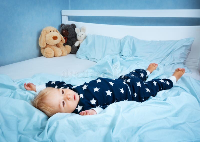 Ein jähriges Baby im Bett stockfoto Ein jähriges Baby im Bett stockfoto
