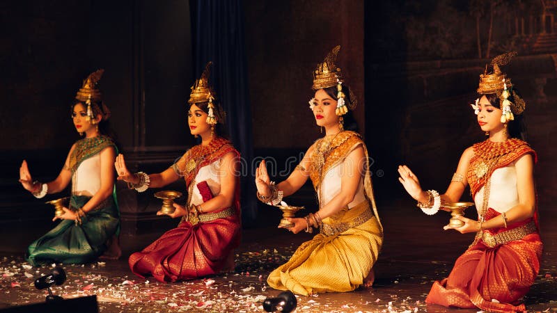 Ein kambodschanischer Tanz traditionellen Apsara-Khmer, der das ramayana Epos am 13. September 2013 in Siem Reap, Kambodscha dars lizenzfreie stockbilder Ein kambodschanischer Tanz traditionellen Apsara-Khmer, der das ramayana Epos am 13. September 2013 in Siem Reap, Kambodscha dars lizenzfreie stockbilder