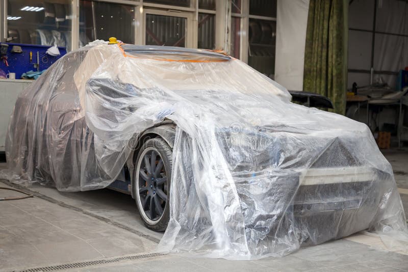 Malen Und Trocknen Im Berufskasten Fahrzeugkarosserieteilen Nachdem Kitt Und Farbe Auf Zwei Fenderflugeln In Der Korperreparatur Stockfoto Bild Von Korperreparatur Malen 146399662