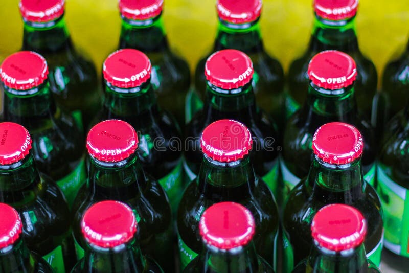 Ein Kasten Flaschen alkoholfreie Getr?nke viele geschlossenen Flaschen Picknick in der Natur lizenzfreies stockbild Ein Kasten Flaschen alkoholfreie Getr?nke viele geschlossenen Flaschen Picknick in der Natur lizenzfreies stockbild