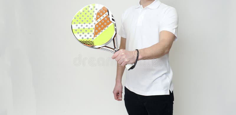 Ein kaukasischer Mann, der den Padel-Tennisspieler lokalisiert auf weißem Hintergrund spielt stockfoto Ein kaukasischer Mann, der den Padel-Tennisspieler lokalisiert auf weißem Hintergrund spielt stockfoto