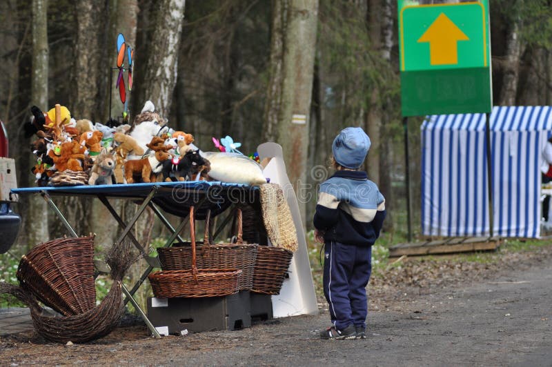 Ein Kind, das ein Spielzeug aufpasst festzuklemmen Weidenkörbe, Bialowieza Forest Object des Wunsches Träume der Kinder lizenzfreies stockbild Ein Kind, das ein Spielzeug aufpasst festzuklemmen Weidenkörbe, Bialowieza Forest Object des Wunsches Träume der Kinder lizenzfreies stockbild