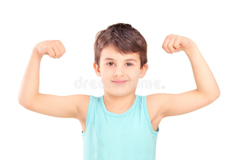 Ein Kind, das seine Muskeln zeigt