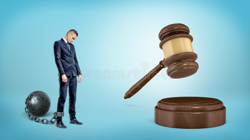 Ein kleiner trauriger Geschäftsmann leashed zu den Ständen eines Eisenballs nahe einem riesigen schlagenden Richterhammer lizenzfreie stockbilder Ein kleiner trauriger Geschäftsmann leashed zu den Ständen eines Eisenballs nahe einem riesigen schlagenden Richterhammer lizenzfreie stockbilder