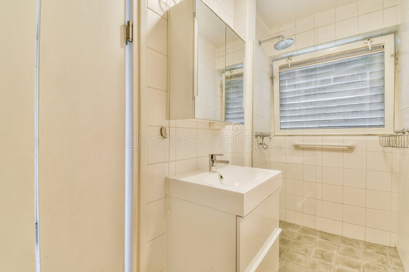 Ein kleines Badezimmer mit Waschbecken und Spiegel stockfotos