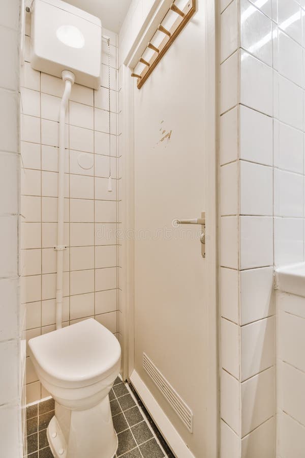 Ein kleines Badezimmer mit WC und Dusche lizenzfreie stockbilder