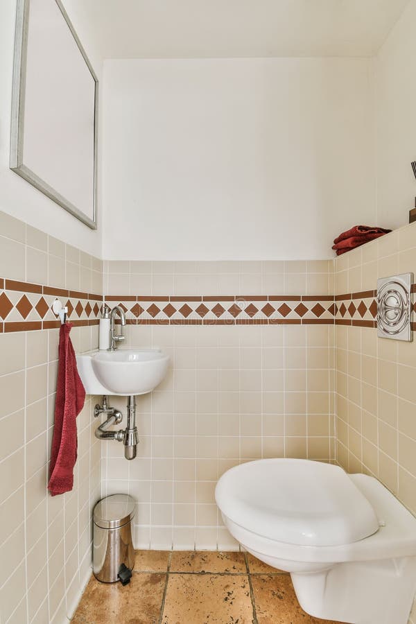 Ein kleines Badezimmer mit WC und Waschbecken stockbilder