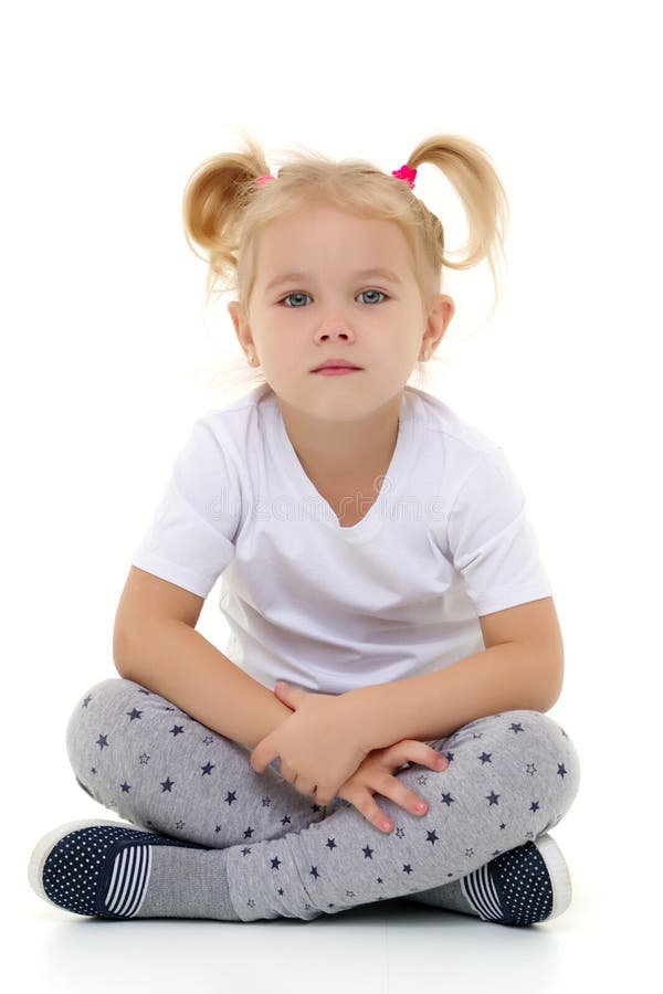 Ein kleines Mädchen in einem Reinweiß T-Shirt lizenzfreie stockfotos Ein kleines Mädchen in einem Reinweiß T-Shirt lizenzfreie stockfotos