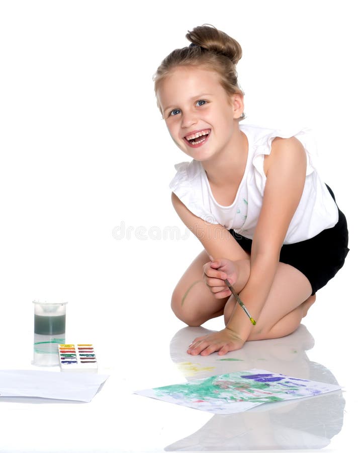 Ein kleines Mädchen zeichnet Farben auf ihrem Körper lizenzfreie stockbilder