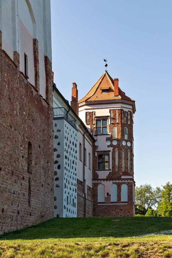 Ein Kontrollturm des gotischen Schlosses in MIR (Belarus). lizenzfreie stockfotografie Ein Kontrollturm des gotischen Schlosses in MIR (Belarus). lizenzfreie stockfotografie