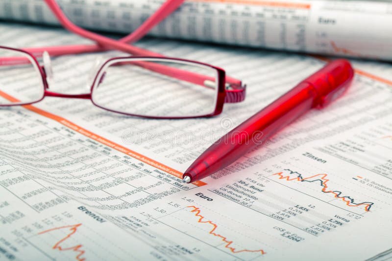 Ein Kugelschreiber und Lesebrille auf einer Zeitung lizenzfreie stockbilder Ein Kugelschreiber und Lesebrille auf einer Zeitung lizenzfreie stockbilder
