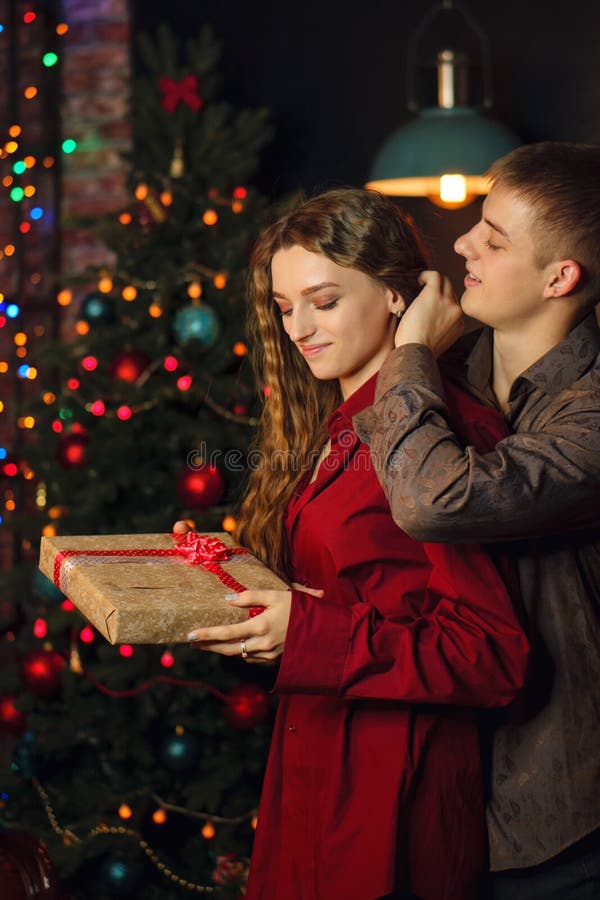 Ein liebevolles Paar feiert Weihnachten lizenzfreie stockfotos Ein liebevolles Paar feiert Weihnachten lizenzfreie stockfotos
