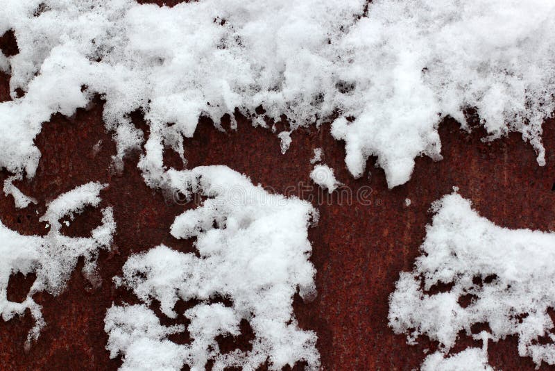 Ein Loch im Metall von der Korrosion Rostige Beschaffenheit und Schnee Hintergrund lizenzfreie stockbilder Ein Loch im Metall von der Korrosion Rostige Beschaffenheit und Schnee Hintergrund lizenzfreie stockbilder