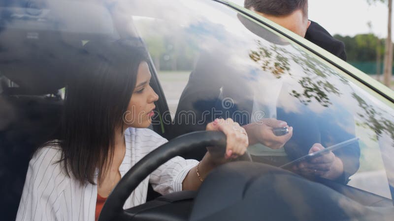 Ein Typ Und Ein Mädchen Sitzen Zusammen Im Kofferraum Eines Autos