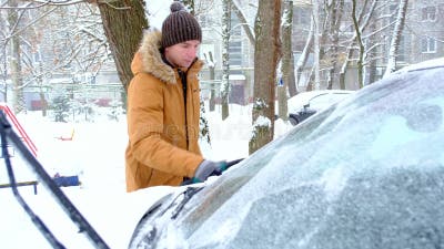 Ein Mann Bürstet Nach Einem Schneefall Schnee Aus Dem Auto. Eine Hand in  Einer Senfjacke Mit Einem Autobesen Auf Dem Weißen Körper Stock Footage -  Video von besen, bedingungen: 239843536