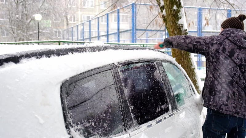 Ein Mann Bürstet Nach Einem Schneefall Schnee Aus Dem Auto. Eine Hand in  Einer Senfjacke Mit Einem Autobesen Auf Dem Weißen Körper Stock Footage -  Video von verschrottung, automobil: 241048552