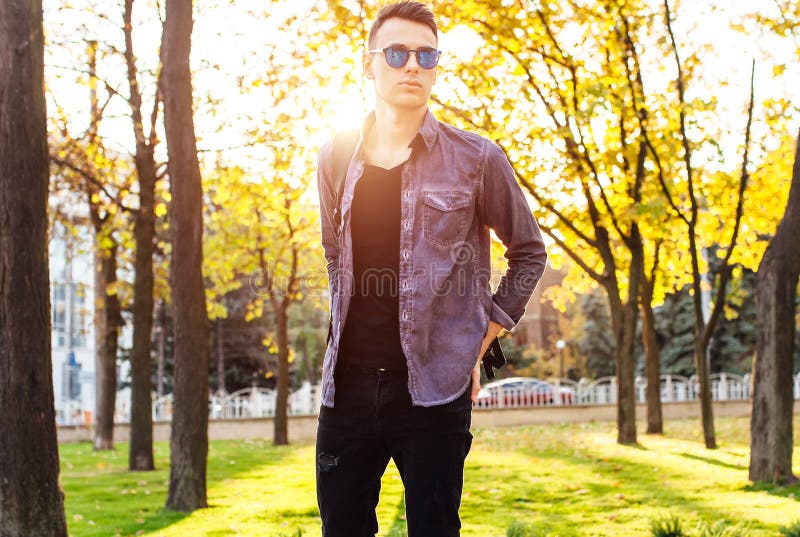 Ein Mann gekleidet in der stilvollen Kleidung, Sonnenbrille, Wege im Park, stockfoto Ein Mann gekleidet in der stilvollen Kleidung, Sonnenbrille, Wege im Park, stockfoto