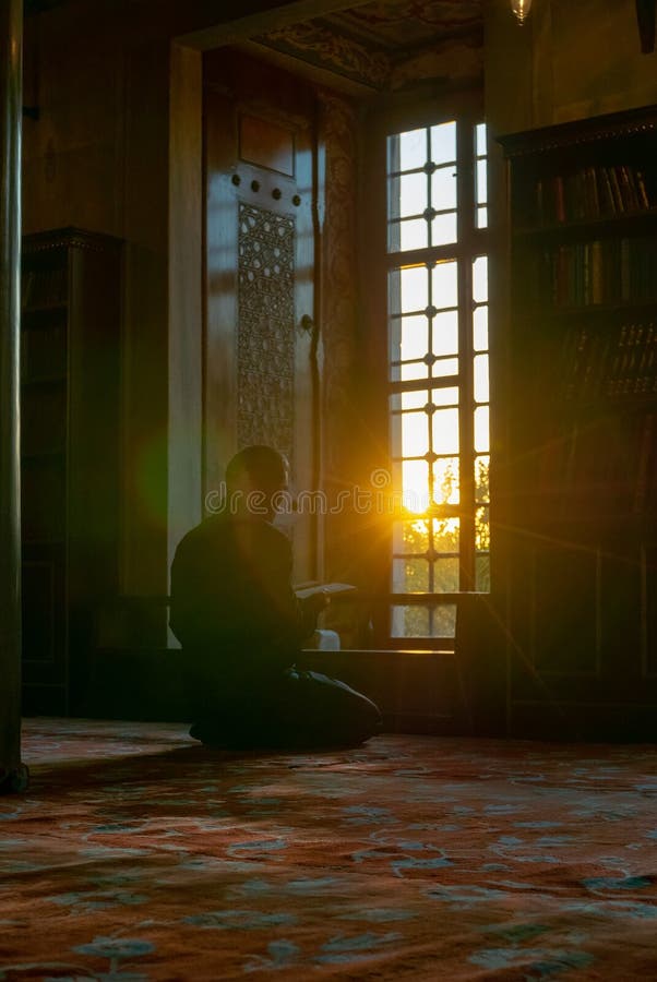 Ein Mann liest den Koran oder Al Quran mit absichtlicher Blendenflecksonne gründend innerhalb Sultanahmet-Moschee in Istanbul, di stockbilder Ein Mann liest den Koran oder Al Quran mit absichtlicher Blendenflecksonne gründend innerhalb Sultanahmet-Moschee in Istanbul, di stockbilder