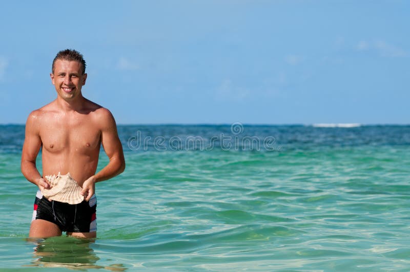 Ein Mann mit einem Shell stockbild