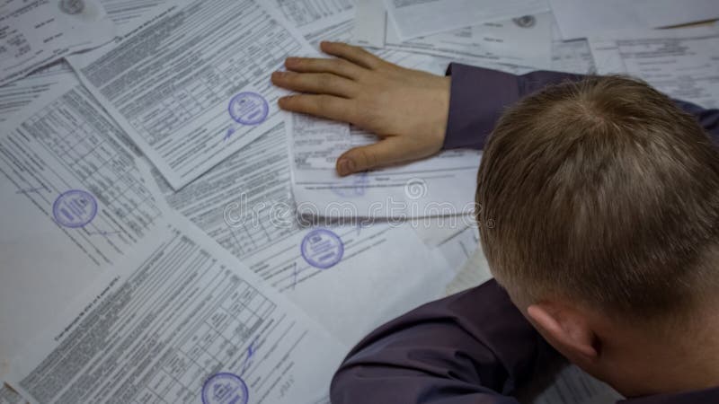 Ein Mann mit Geschäftspapieren und Verträgen Krisensituation Probleme mit Banken, Schulden auf Zahlungen, Übertragungen und Darle stockbild Ein Mann mit Geschäftspapieren und Verträgen Krisensituation Probleme mit Banken, Schulden auf Zahlungen, Übertragungen und Darle stockbild