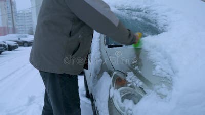 Ein Mann Reinigt Ein Schneebedecktes Auto Im Winter. Stock Footage - Video  von obacht, schneeflocke: 265115686