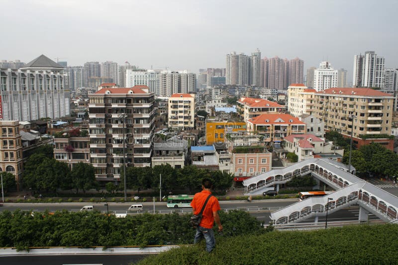 Ein Mann Steht Am Rand Einer Dachspitze In Guangzhou Redaktionelles