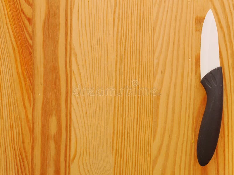 Ein Messer liegt auf einer Holzoberfläche lizenzfreie stockfotos