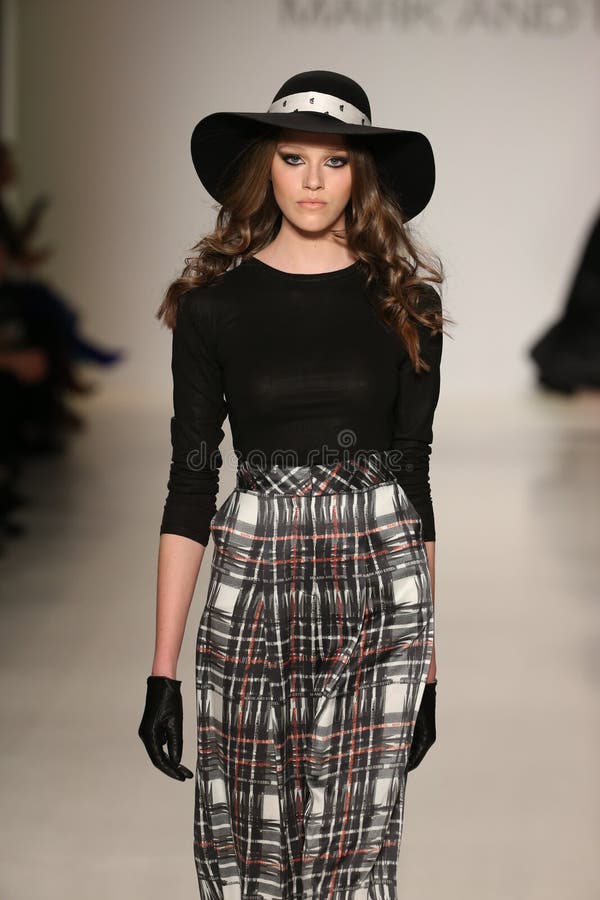 Ein Modell geht die Rollbahn an der Kennzeichen- und Estel-Modeschau während Mercedes-Benz Fashion Week Falls 2015 stockfotografie