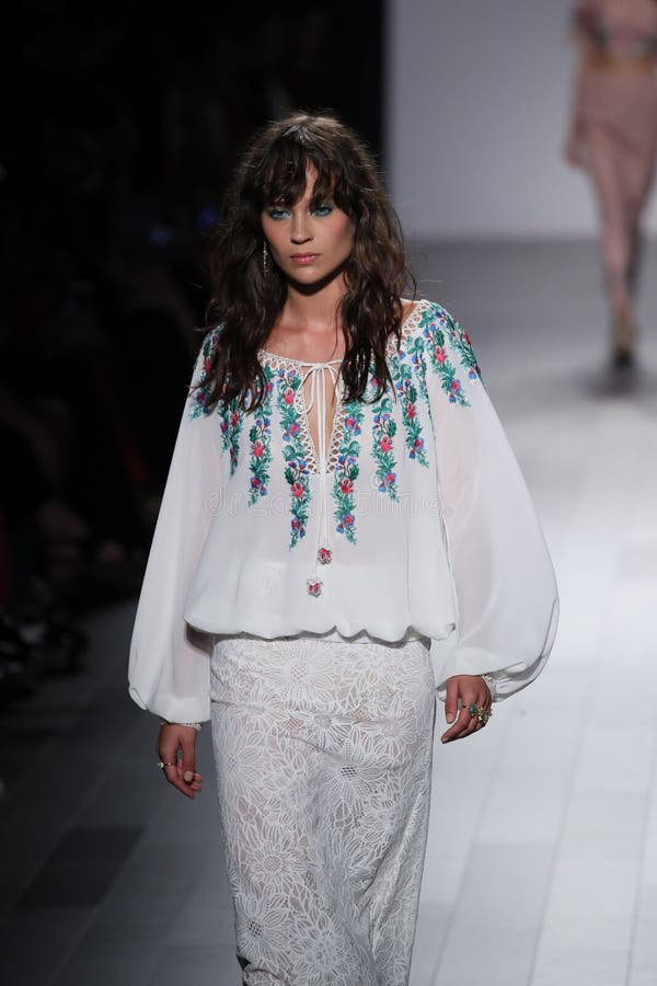 NEW YORK, NY - 7. SEPTEMBER: Ein Modell geht die Rollbahn für Tadashi Shoji-Modeschau während der New- Yorkmode-Woche am 7. September 2017 in New York City