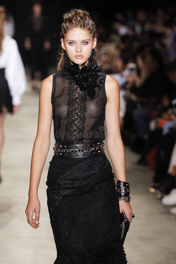 Ein Model geht während der Andrew GN Show auf dem Laufsteg lizenzfreies stockbild