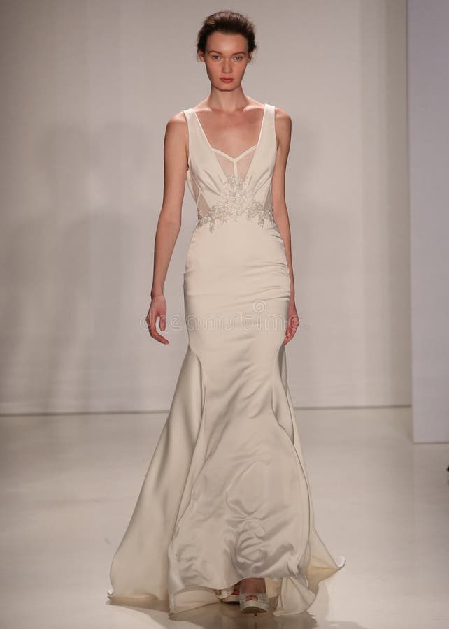 Ein Modell geht Rollbahn an Amsale-Modeschau während Brautder sammlung des Fall-2015