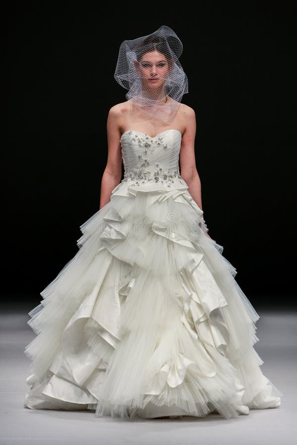 Ein Modell geht Rollbahn an Modeschau Badgley Mischka während Brautder sammlung des Fall-2015