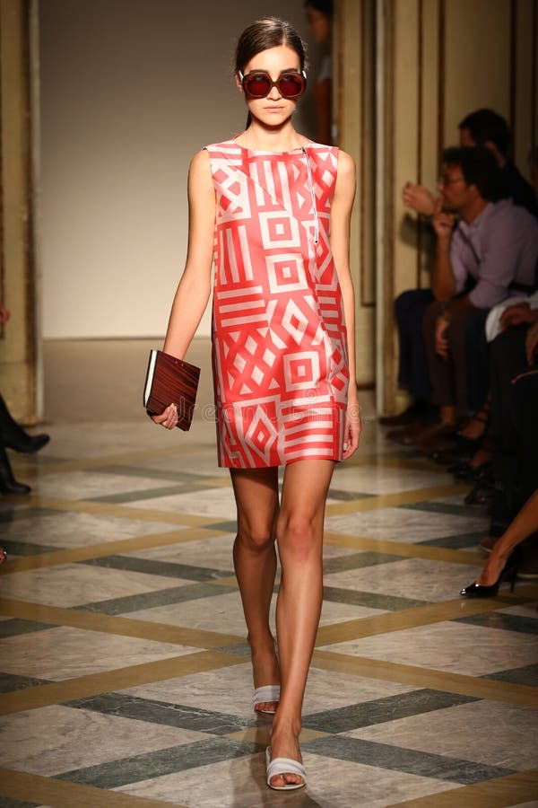Ein Modell geht Rollbahn während der Show Chicca Lualdi als Teil von Milan Fashion Week lizenzfreie stockfotos
