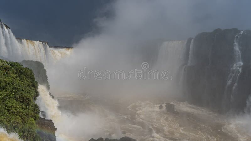 Ein mächtiger tropischer Wasserfall. Weißwasserströme brechen aus den Felsen zusammen stockfotografie