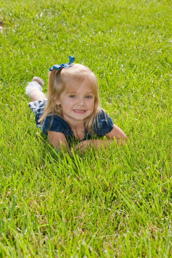Ein Mädchen, Das Im Gras Sitzt Stockbild - Bild von tochter, zicklein