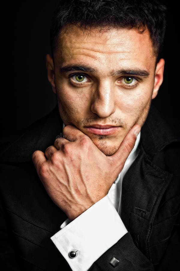 Ein nachdenklicher junger Mann mit ausdrucksvollen Augen stockfoto