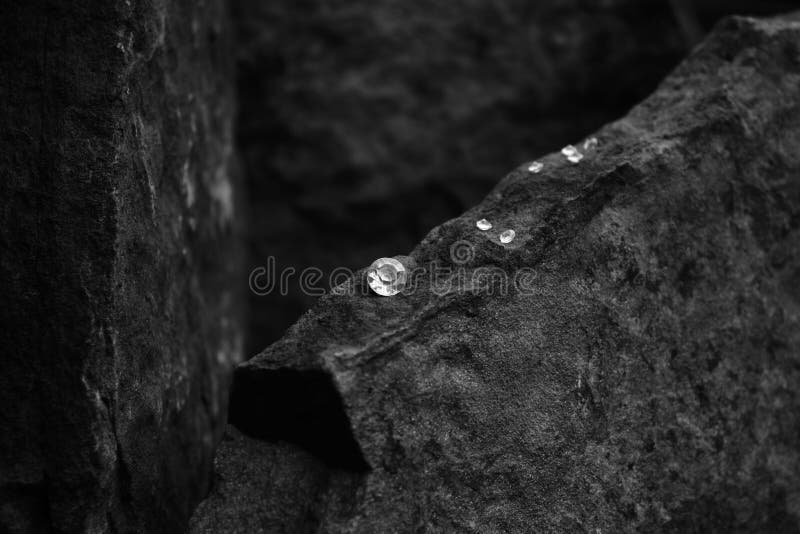 Ein Nahaufnahme-Bild von Diamond Showing die Facetten des Edelsteins auf einem Felsen stockfotos Ein Nahaufnahme-Bild von Diamond Showing die Facetten des Edelsteins auf einem Felsen stockfotos